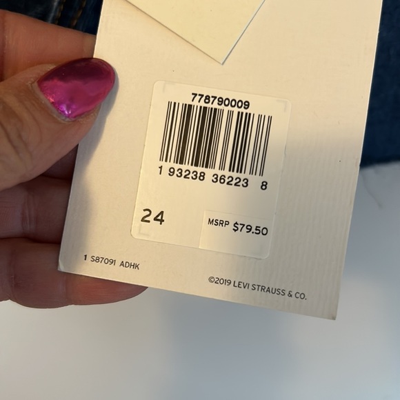 Levi’s Ribcage Shorts Dark Wash Distressed - Picture 5 of 8